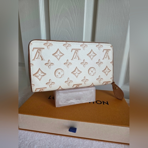 Louis Vuitton Zippy Wallet M81476 – Fall for You Collection Beige - Picture 2 of 11